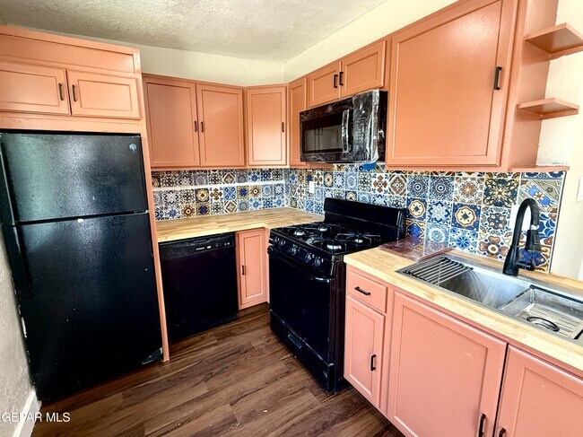 Building Photo - 2929 Grant Ave