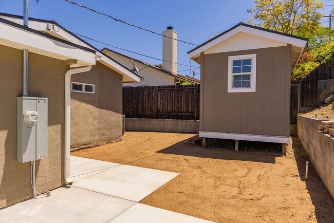 Building Photo - Oak View Abode