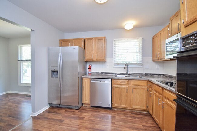 Building Photo - 647 Regent Rd