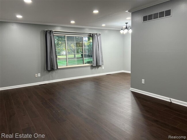 Building Photo - 754 E Fox Hills Dr