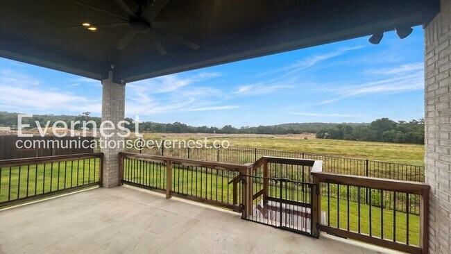 Building Photo - Charming Rental with Pool & 2-Car Garage  / Fenced-Yard / Off-street Parking / Available now!