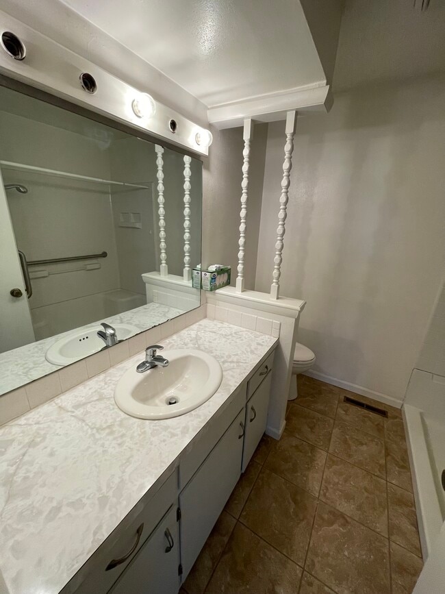 Building Photo - 1003 Sunset Dr