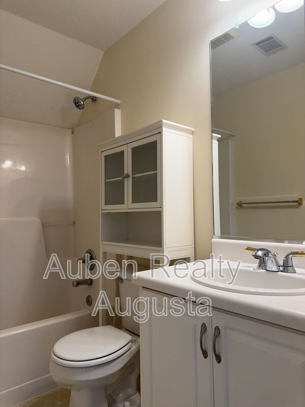 Building Photo - 901 McMillan Cir