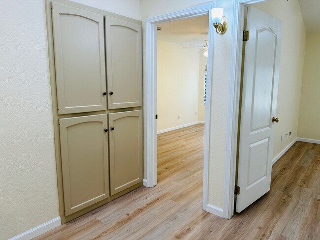 Building Photo - $2,350 - Maple & Teague - 3 Bed 2 Bath, Meridian Ave. Fresno New Floors, New Paint