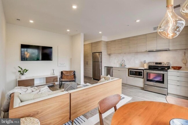 Building Photo - 1550 11th St NW