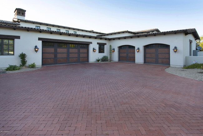 Building Photo - 5761 N Casa Blanca Dr