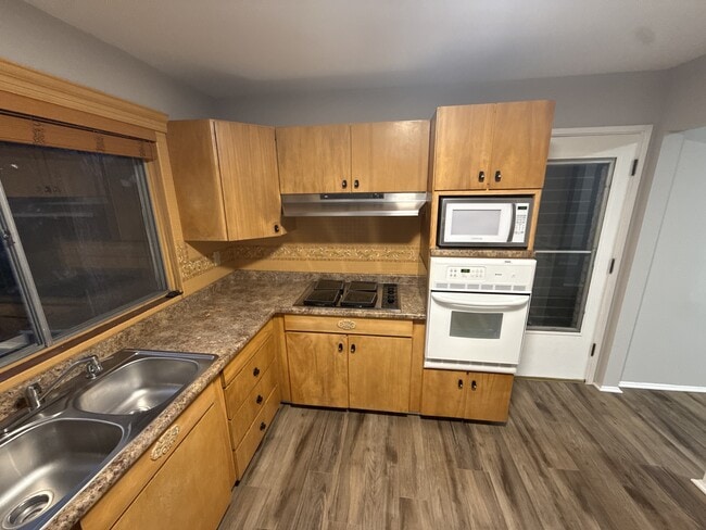 Building Photo - 1475 Hollywood Ln