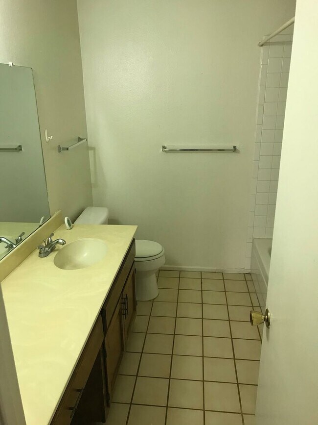 Building Photo - Very nice 2 bed 2 bath water paid