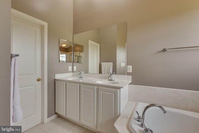 Building Photo - 43237 Highgrove Terrace