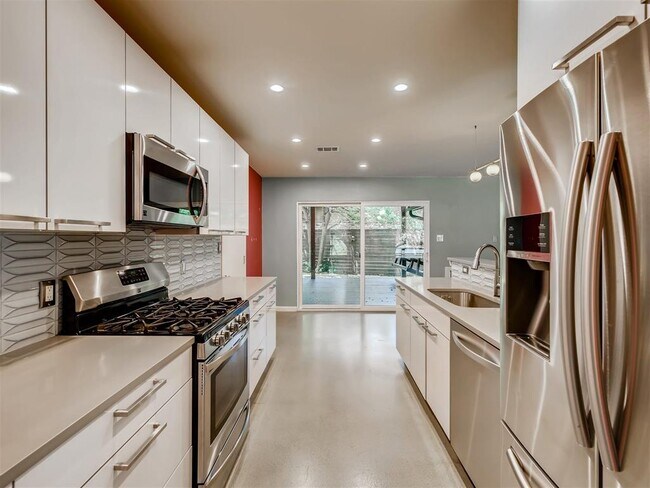 Building Photo - 2500 Candlewood Ct