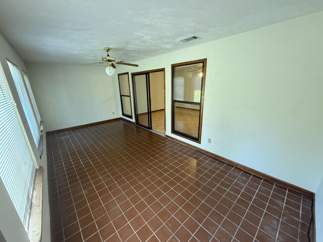 Building Photo - 3207 Shamrock St E