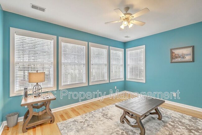 Building Photo - 1485 Oakhurst Dr