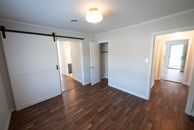 Building Photo - South Knox Cottage!!!