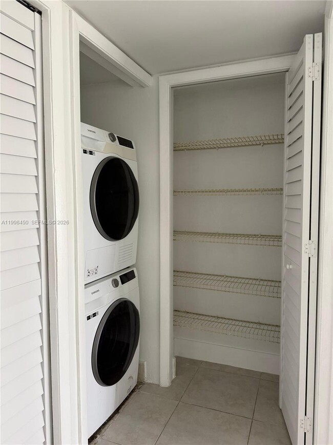 Building Photo - 155 Lakeview Dr