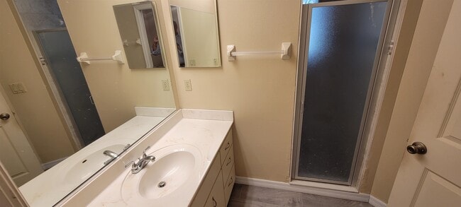 Building Photo - 305 Raintree Trail