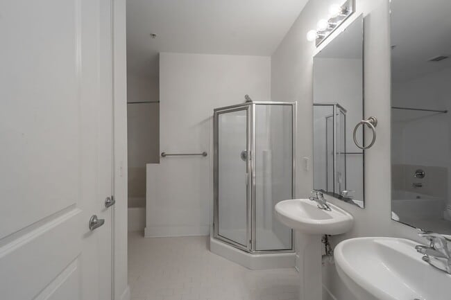 Building Photo - Wonderful 2bd/2bth uptown condo! lots of space in a beautiful building