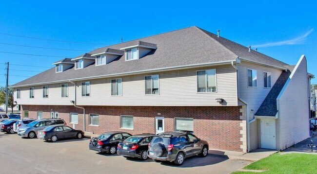 Building Photo - $1,800 | 3 Bedroom, 2 Bathroom Apartment |...