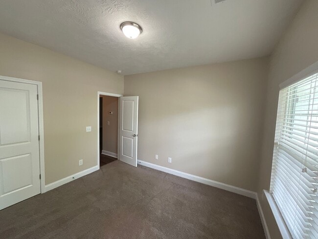 Building Photo - ****Rent Special***** 50% off the first rent charge payment. Ask for details!