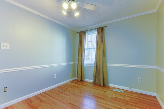 Building Photo - Bright and Spacious Townhome Living Near Reston