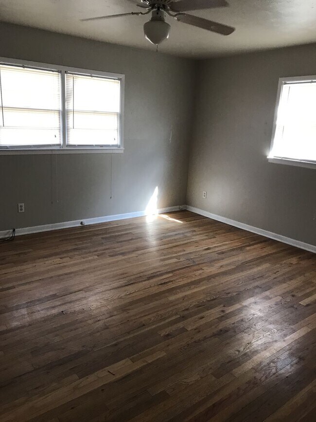 Building Photo - Pre Leasing for fall 2026! 3/2 in Medical District!