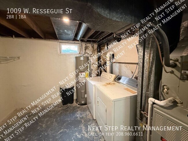 Building Photo - 1009 W Resseguie St
