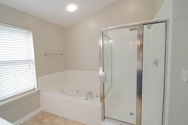 Building Photo - 1908 Wagon Wheel Cir W