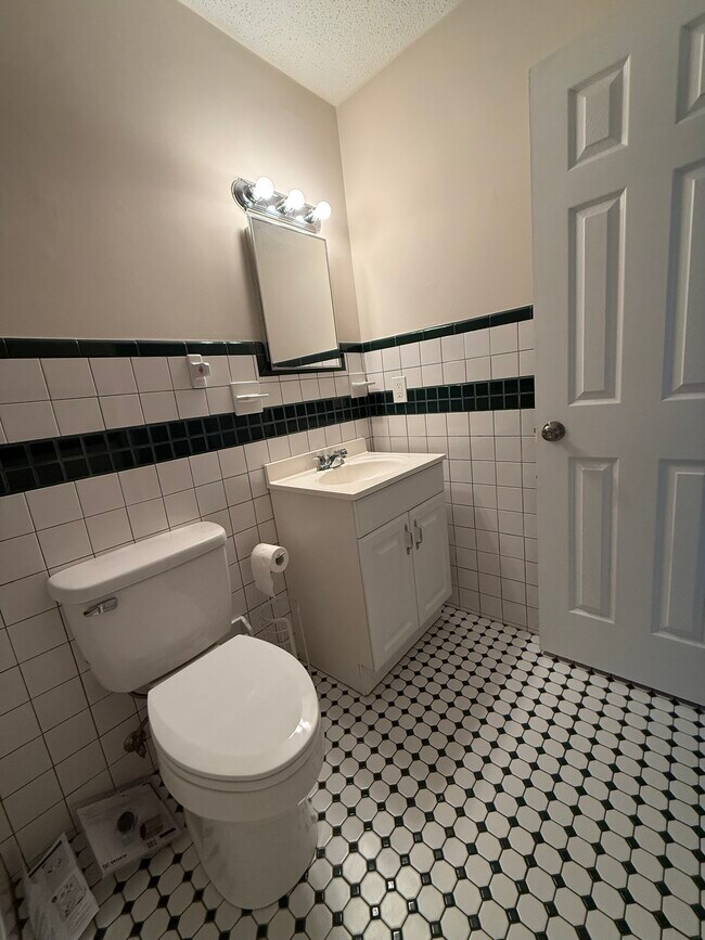 Building Photo - 805 Meadowbrook Dr