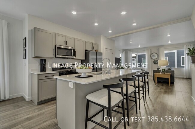 Building Photo - 3940 N Cougar Ln