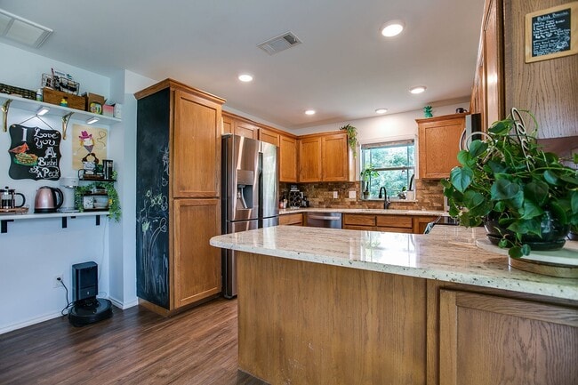 Building Photo - 5022 Red Oak Ln