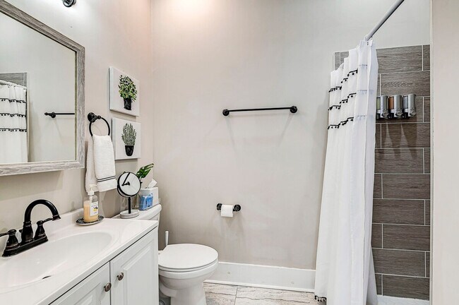 Building Photo - 611 Lincoln St