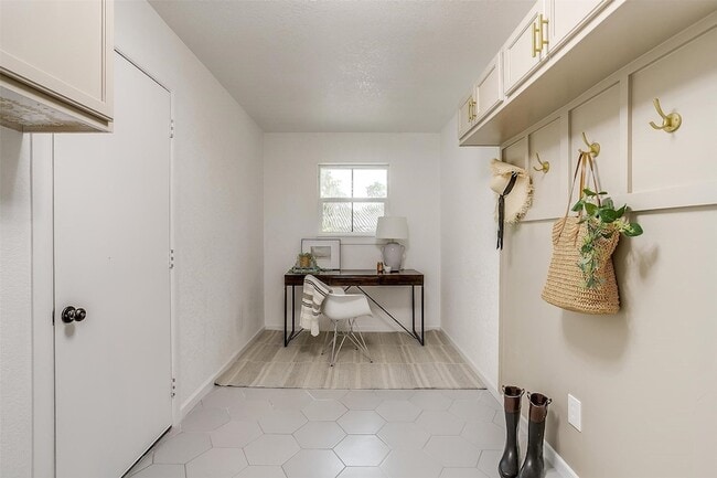 Building Photo - 1701 Larkspur Dr