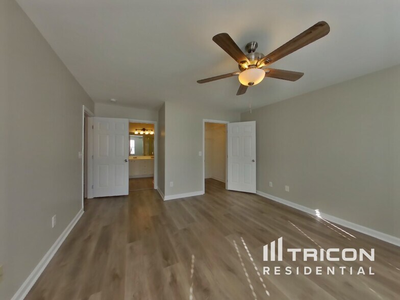 Building Photo - 2536 Bayview Dr