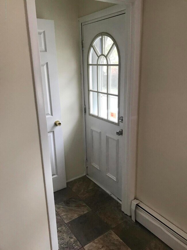 Building Photo - 7 Pearl Dr