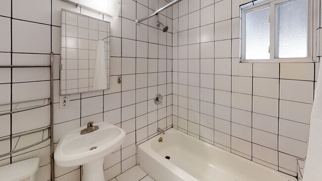 Building Photo - 5 Bed / 3 Bath on Rockford Dr (Large Rooms & Backyard) – Walk to Campus!!