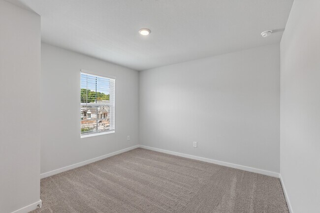 Building Photo - 7762 Bergamot Cir