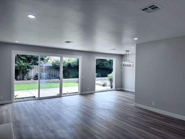 Building Photo - Spacious 3 Bed 2 Bath in Enderle Gardens: ...