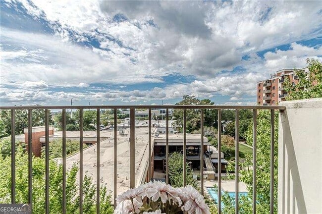 Building Photo - 300 Johnson Ferry Rd