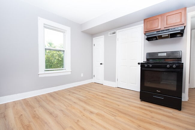 Building Photo - 6 Crescent St