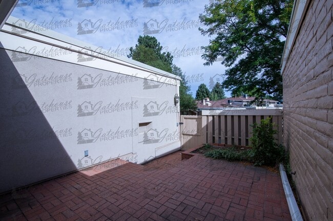 Building Photo - 3342 S Oneida Way