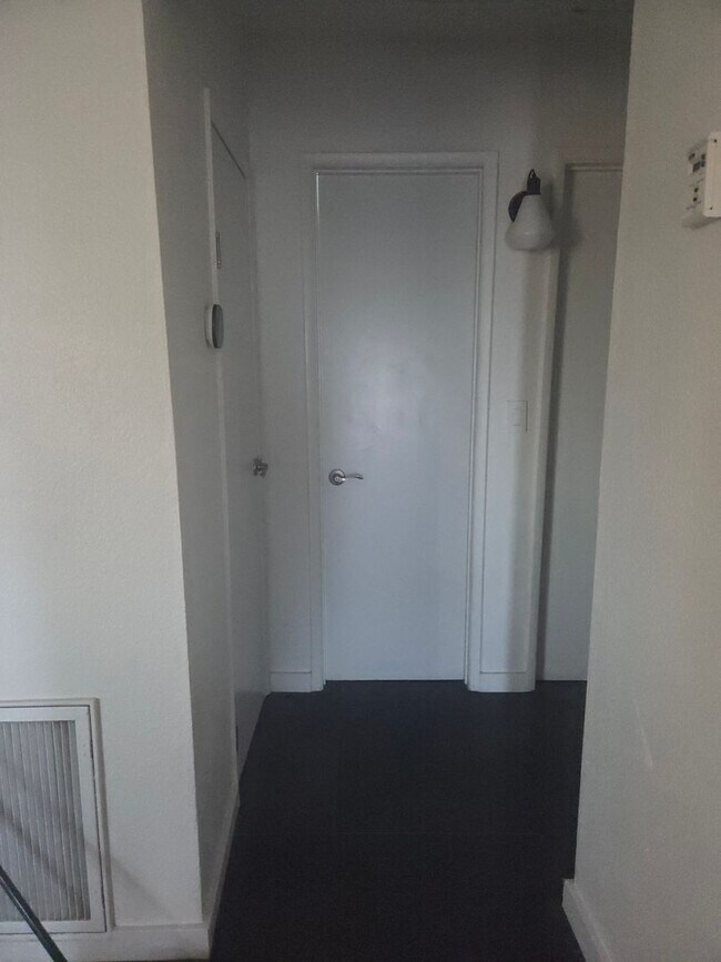 Building Photo - 3 Bedroom 1.5 Bath Modern Farmhouse near JT National Park * MOVE IN SPECIAL*