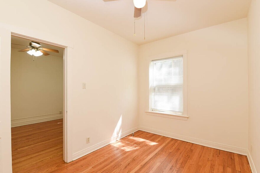 Building Photo - 3508 N Wolcott Ave