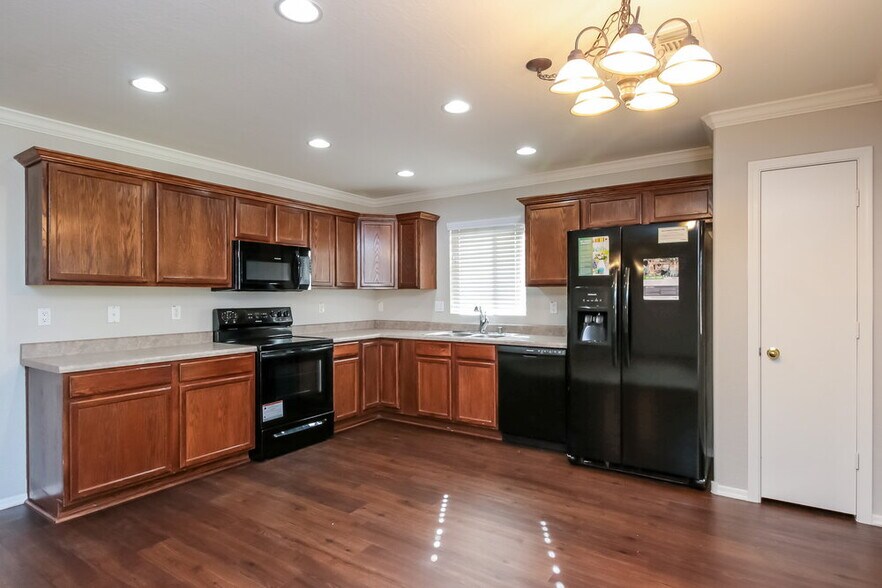 Building Photo - 452 S Sabrina