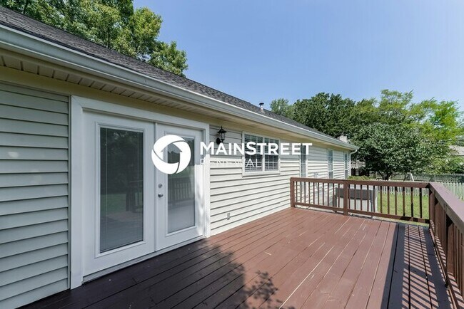 Building Photo - 4 Bedroom Pet-Friendly Home in Hendersonville, TN with Main Street Renewal