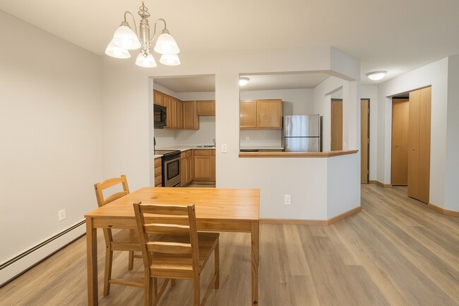 Building Photo - Quaint, Updated 1 Plus Den Condo in Bloomington.