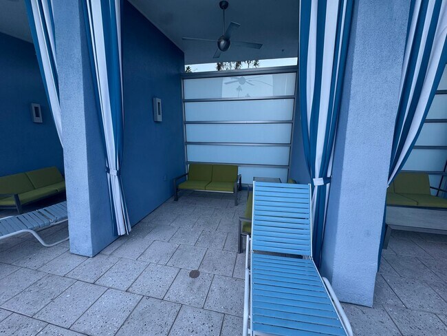 Building Photo - 810 E Palm Canyon Dr