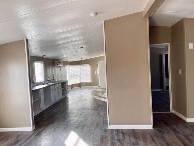 Building Photo - 301 Vida Bonita Wy