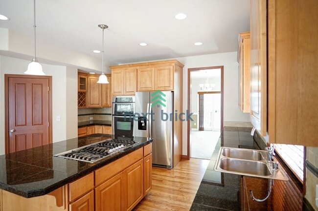 Building Photo - Stunning 3-Bedroom, 3.5-Bathroom Home in Desirable Woodinville