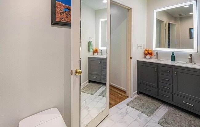 Building Photo - Historic building 2bedr 2bath Gorgeous home