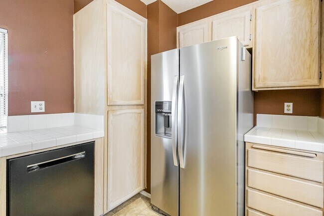 Building Photo - PENTHOUSE-STYLE UNIT IN SIGNAL HILL  w/180 degree Views 3Br/2Ba $3750mo