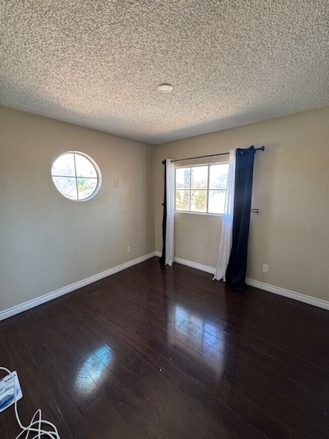 Building Photo - Home in the heart of Lake Elsinore